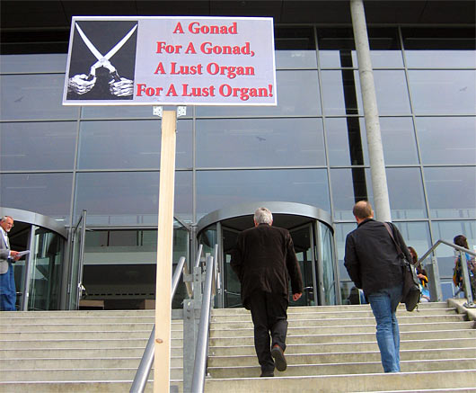 «A Gonad For A Gonad, A Lust Organ For A Lust Organ» - Garry L. Warne (left) at the main entrance of '3rd EuroDSD Symposium', Lübeck 20.5.11