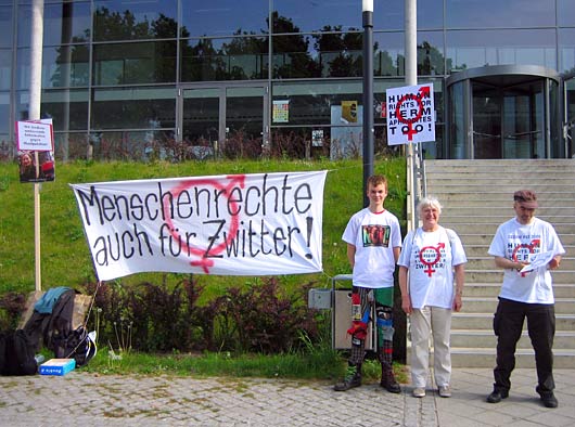 «Menschenrechte auch für Zwitter!» vor dem UKSH Audimax, Lückeck 20.5.11