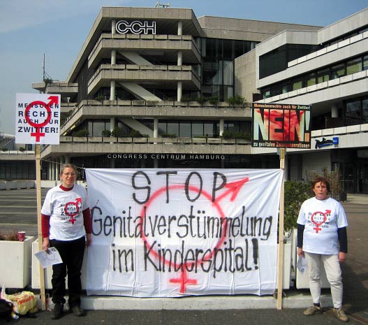 «STOP Genitalverstümmelung im Kinderspital! Menschenrechte auch für Zwitter!» vor dem Congess Centrum Hamburg CCH