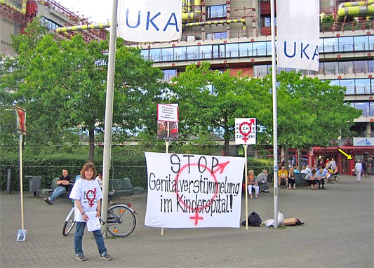 «Menschenrechte auch für Zwitter!» vor dem UK Aachen 30.5.2011, im Hintergrund: Genitalverstümmlerin Prof. Dr. Med. Susanne Krege